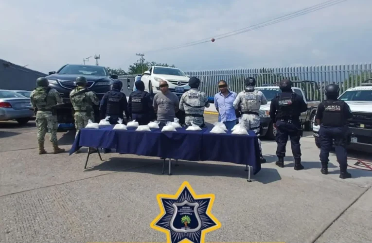 Detienen en Cuernavaca, Morelos a dos hombres con 13 bolsas de cristal