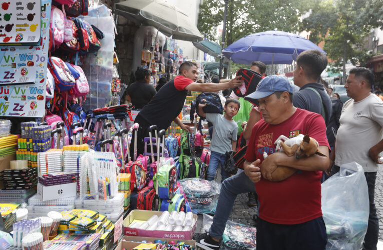 Regreso a clases 2025: ¿cuánto dinero da el Gobierno para uniformes y útiles escolares?