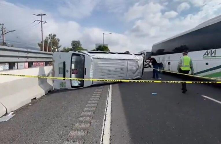 Pasajera de transporte público muere en volcadura sobre la México-Pachuca