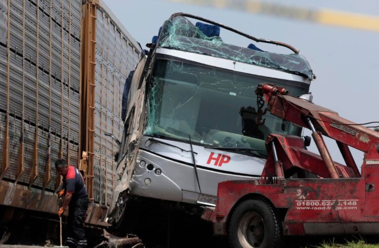 Detienen al conductor del autobús arrollado por un tren en Atlacomulco; hay 10 muertos