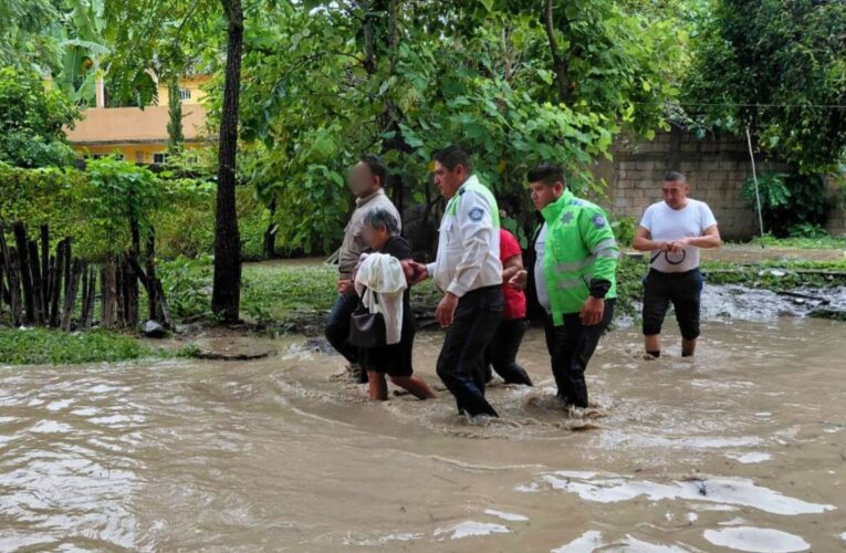 Lluvias en Veracruz dejan un policía muerto y causan severas inundaciones