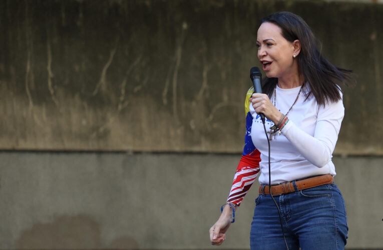 María Corina Machado pide a funcionarios que “bajen las armas” y acompañen “la libertad de Venezuela”