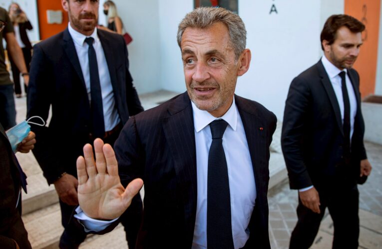 Sarkozy sale en libertad condicional tras pasar 20 días en la cárcel
