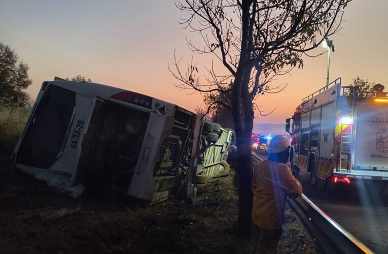 Volcadura de autobús en carretera de Michoacán deja siete muertos