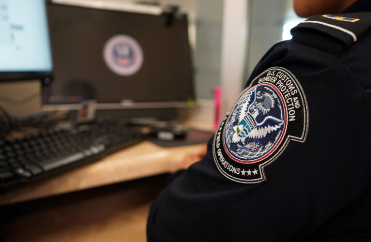 EE.UU. suspende solicitudes de migración de países en la lista de prohibición de viajes