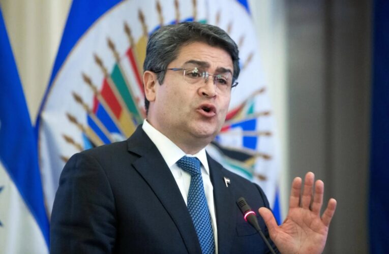 Expresidente hondureño Juan Orlando Hernández sale de la cárcel en EE.UU., tras perdón de Trump