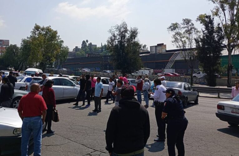 Taxistas bloquean la México-Pachuca; denuncian extorsión y asesinatos